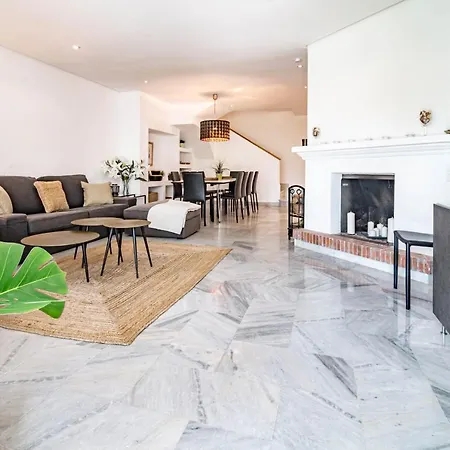 Stunning 4-bedroom Townhouse With Breathtaking Views In * Marbella